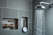 découvrez les principales causes d'une faible pression d'eau dans la douche et comment y remédier efficacement pour un confort optimal.