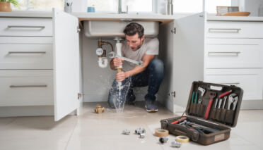 learn effective tips and quick solutions to handle plumbing emergencies efficiently and minimize damage in your home.